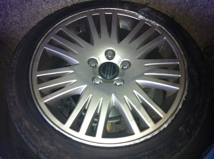 Volvo alloy wheel required - One less than careful owner