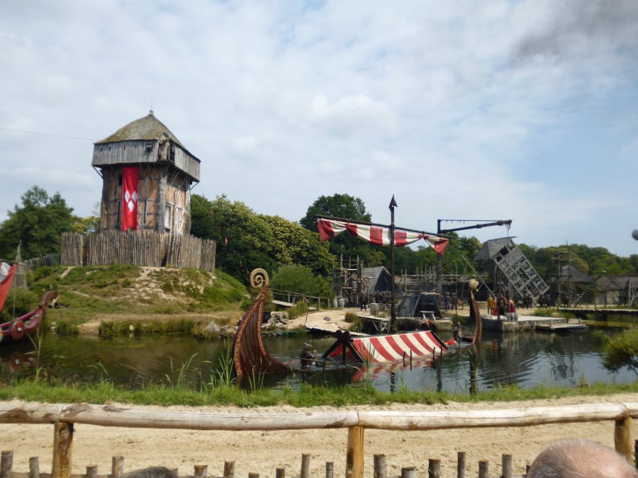 The boat that emerged from the water disappears again under the water at Puy du Fou