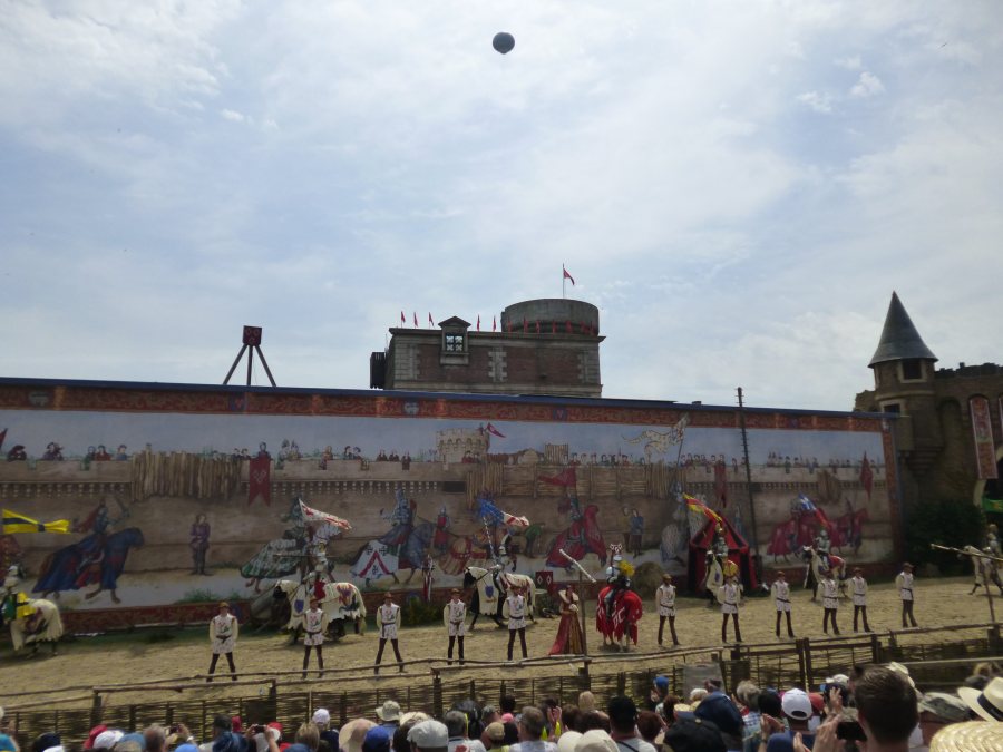 The end of the secret of the lance show with the bird baloon behind