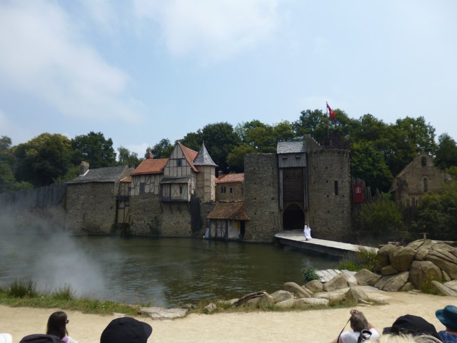 The Knights of the round table show beginning at Puy du Fou