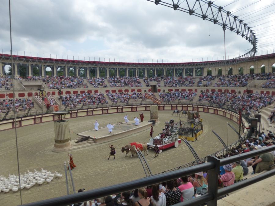 The Roman show (Triumph's Sign) begins in front of 7,000 people at Puy du Fou